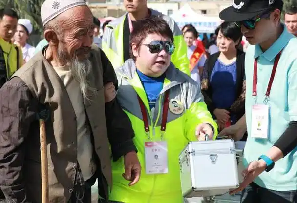 韩红从身价过亿到倾家荡产,做慈善时当众下跪,却被质疑作秀