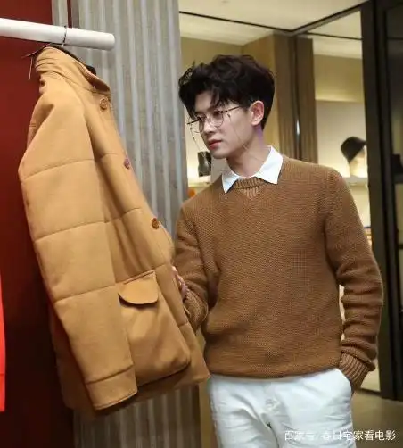 任嘉伦被路人拍下生图人群中身材缺陷明显怪不得一直拍古装剧