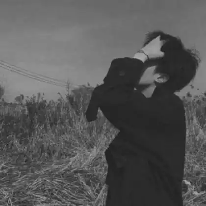 黑白伤感头像男生真人执迷不悟我只想走自己的路