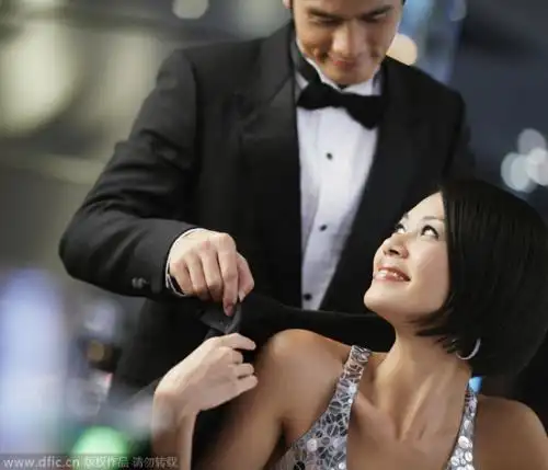 男生为女生披衣服图片