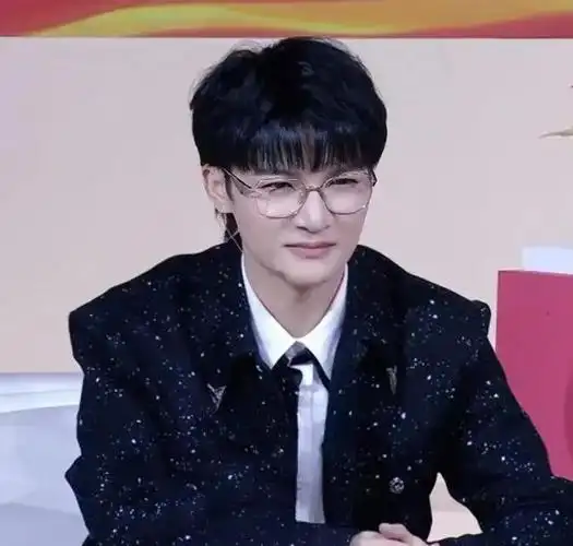 人气歌手周深最新直播生图出炉啦!金丝眼镜太帅啦!