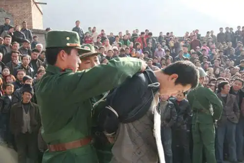 匿名用户2级 2013-08-21 回答 在公捕公判大会,有被五花大绑的,也有戴