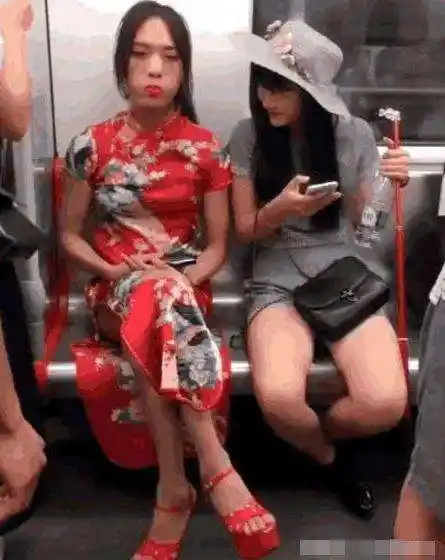 小伙男扮女装穿旗袍坐地铁, 一旁美女的举动却亮了!