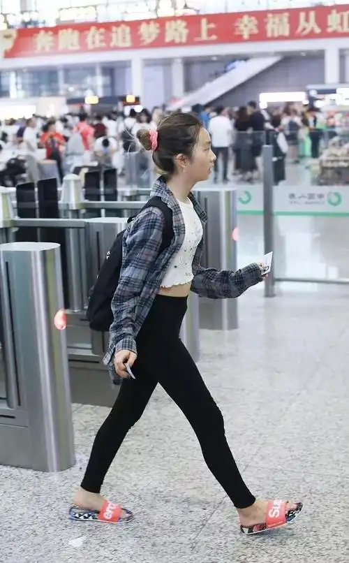 黄磊长女首次独自走机场穿骑行裤腿型健美15岁已独立照顾自己