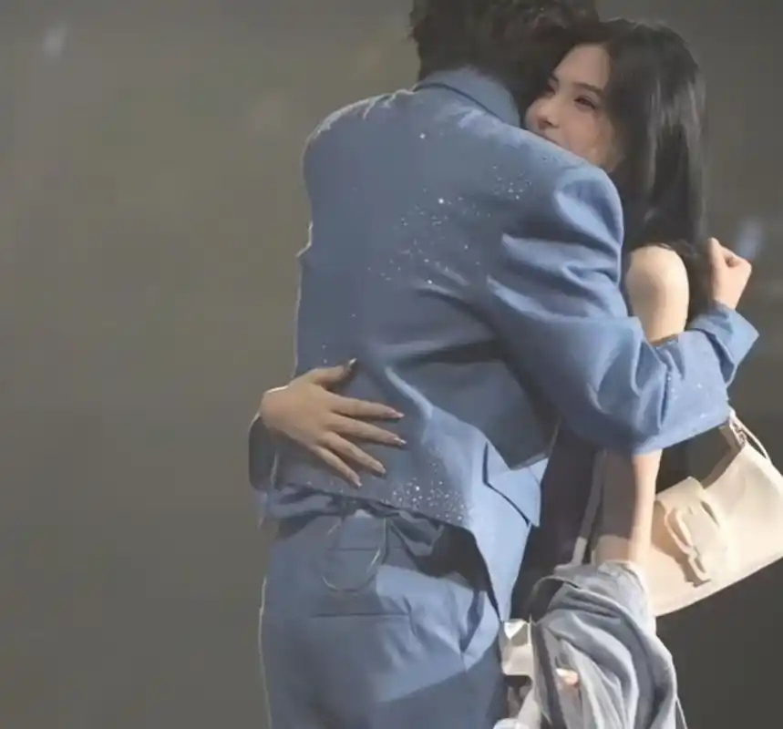 蔡徐坤和粉丝拥抱十指紧扣#