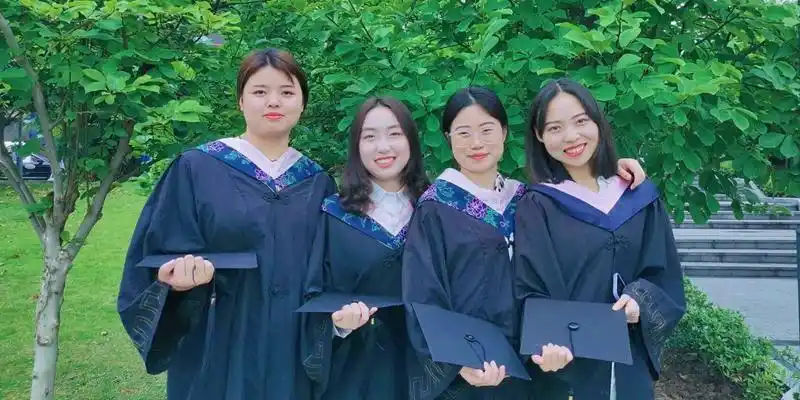 身穿学士服合影的"姐妹花"(左起:任晓佳,李杰平,王琴,付佳)