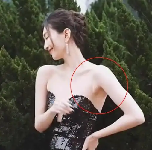 江疏影艳压红毯的深v冷白皮简直被这平胸副乳的穿搭害惨了