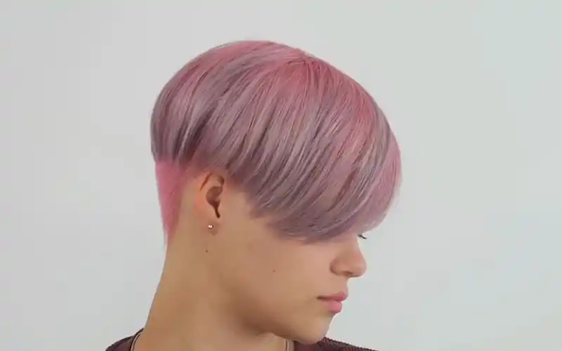 一款男女通用的帅气斜裁短发修剪,供发型师参考