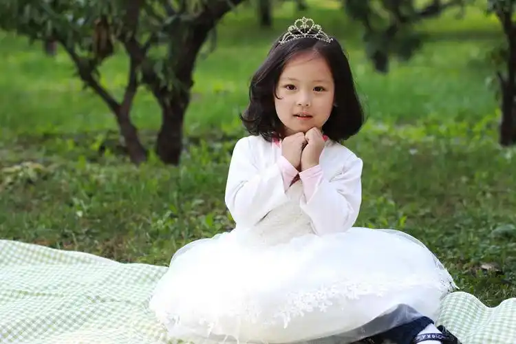 一组秋天的小朋友.