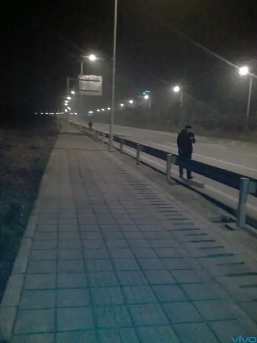 夜晚一个人在散步,无聊?