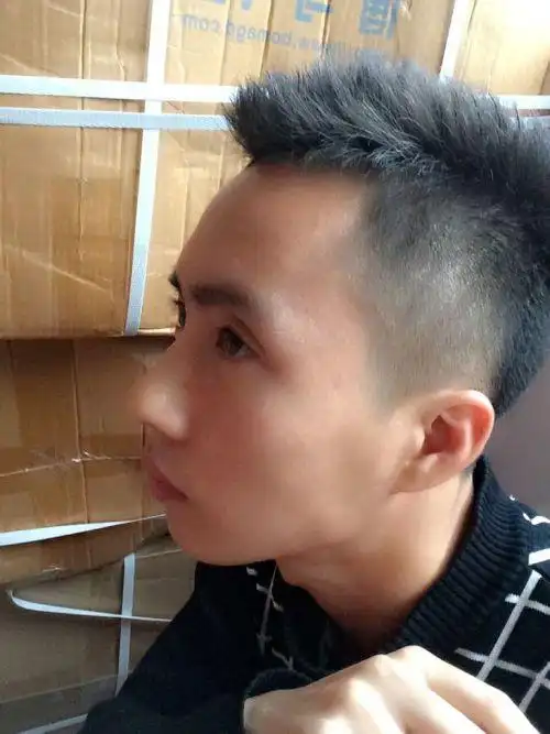 想弄个飞机头啥的,为什么正面看这发型这么奇怪,显的头这么尖!