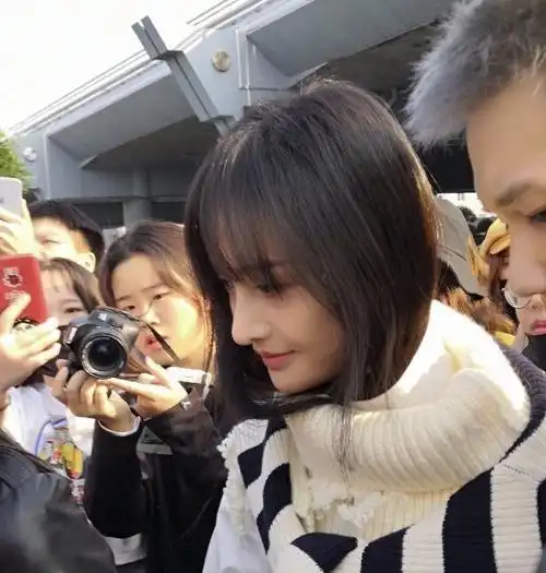 郑爽近况疑曝光现身机场无人接机商演无人敢用跟父母回老家