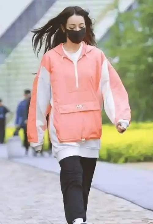 迪丽热巴示范错误穿搭,穿长款卫衣搭配阔腿裤,170直接变成150_身高