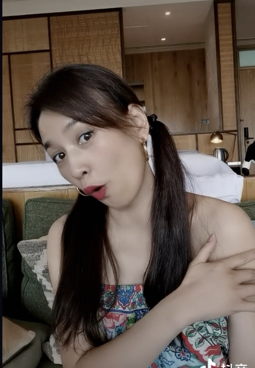 50岁张庭扎双马尾扮嫩穿抹胸小露香肩