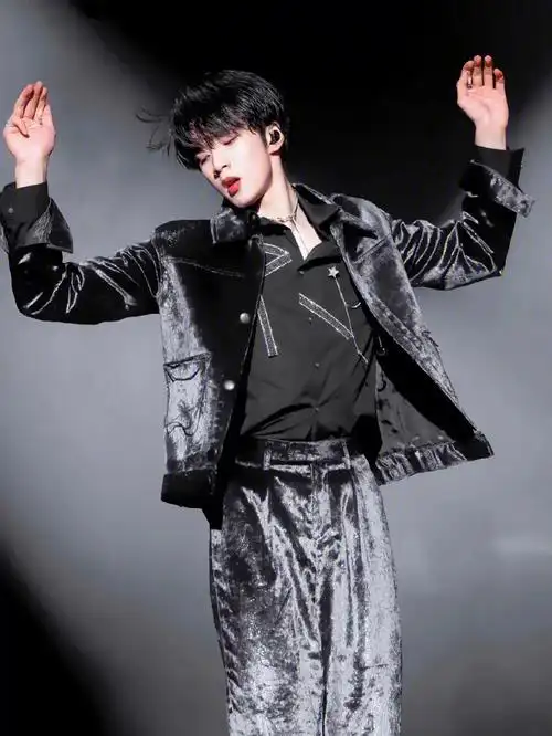 刘耀文在舞台上闪闪发光78