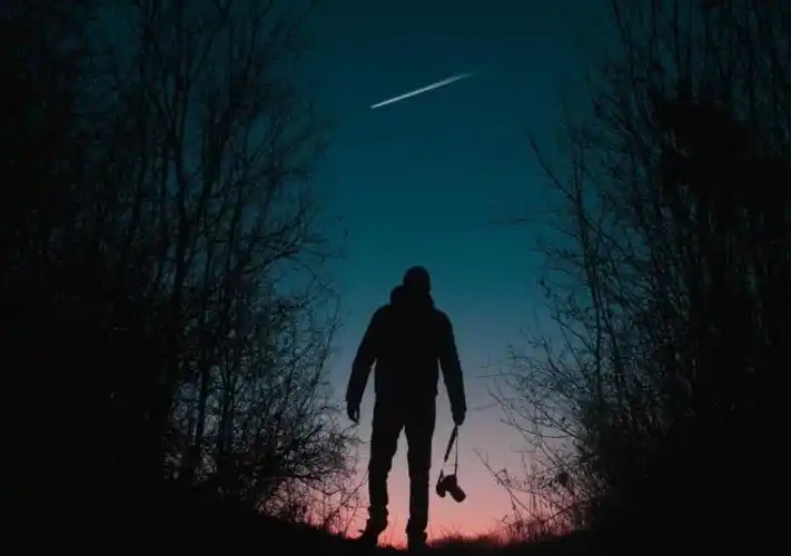 一个男人孤独沧桑背影图片