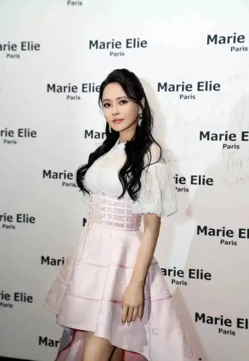 伊能静亮相上海时装周,身穿粉色中山装裙,优雅又青春!_气质_身材_时尚