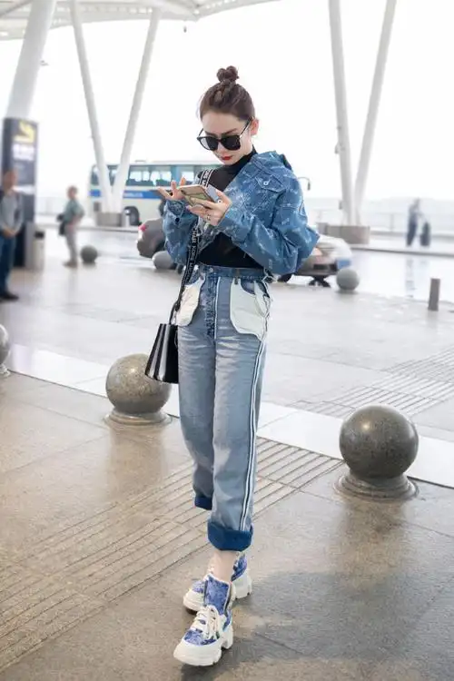 简介:戚薇酷美性感机场街拍图片,分享一组戚薇图片给大家,图中的明星