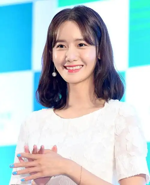 林允儿面容精致,长耳坠很搭配脸型.