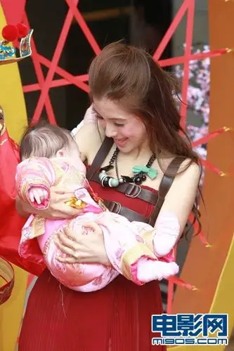 angelababy怀抱婴儿秀甜蜜 与黄晓明玩烟花团圆