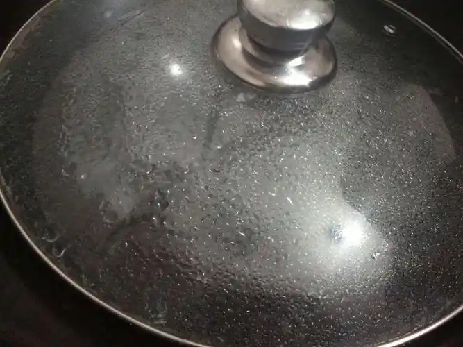 有盖子内侧的水蒸气遇冷液化变成了小水珠