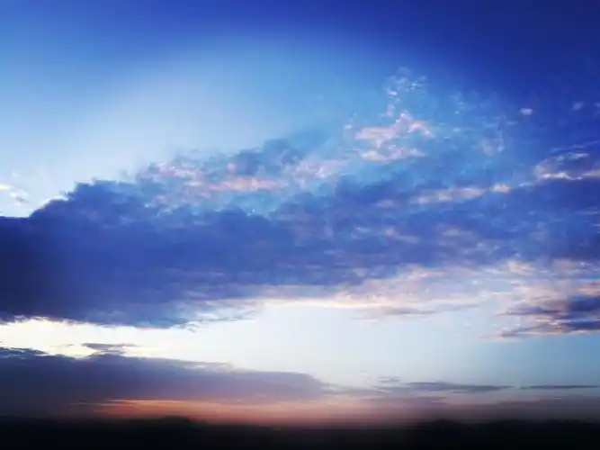 傍晚城里的晚霞