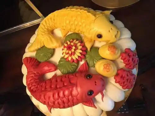 农村结婚请村里95岁的老人做彩色的饺子和喜饽饽寓意喜得贵子