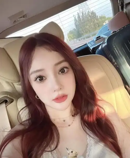 40岁李小璐近照认不出眼睛大如葡萄似真人芭比五官全变疑整容