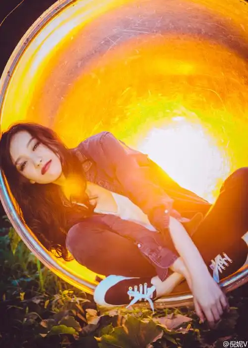 倪妮深v运动装大秀美腿 眼神撩人气质邪魅