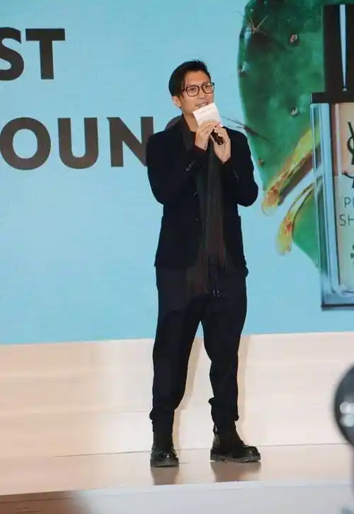 谢霆锋外穿小西装,再系上一条围巾,气质好了不仅一点点!