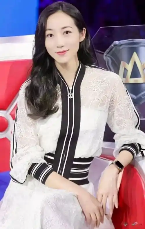 韩雪眉梢眼角藏秀气声音笑貌露温柔