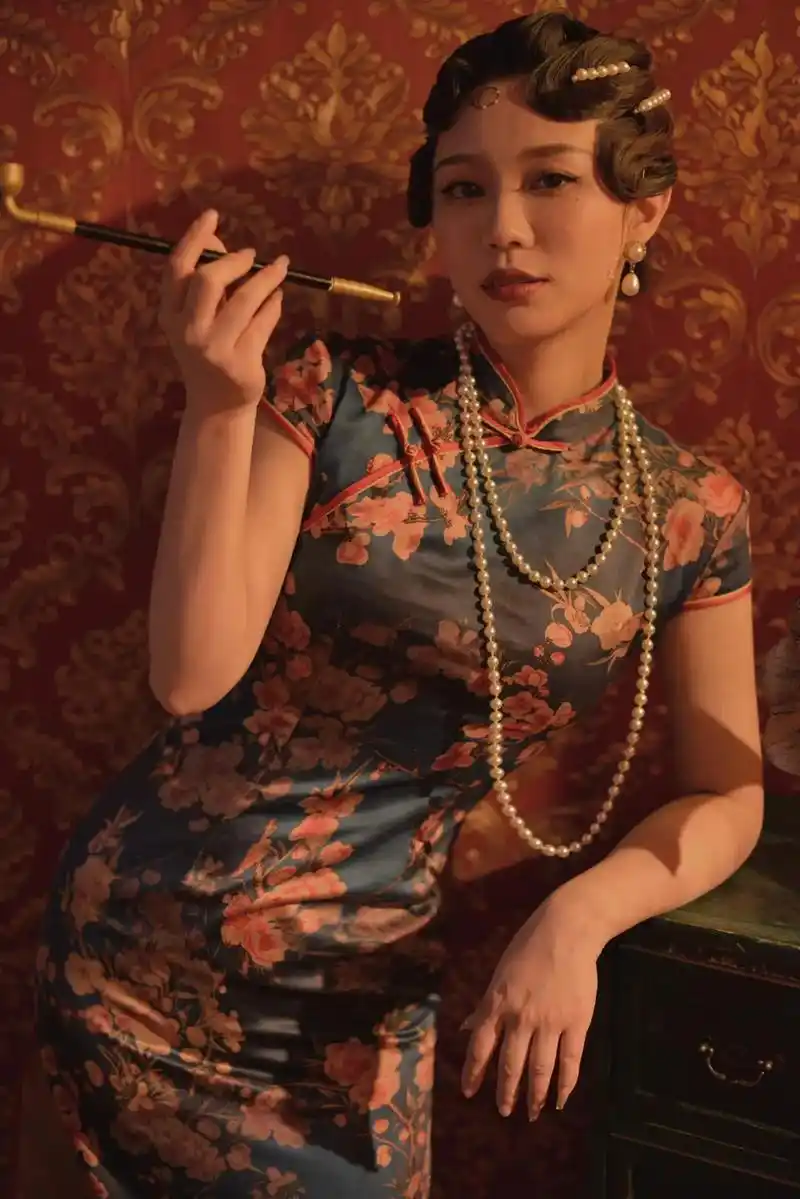 人间四月天 #旗袍 #写真 #国风正当红 母亲和她的三个女 - 抖音