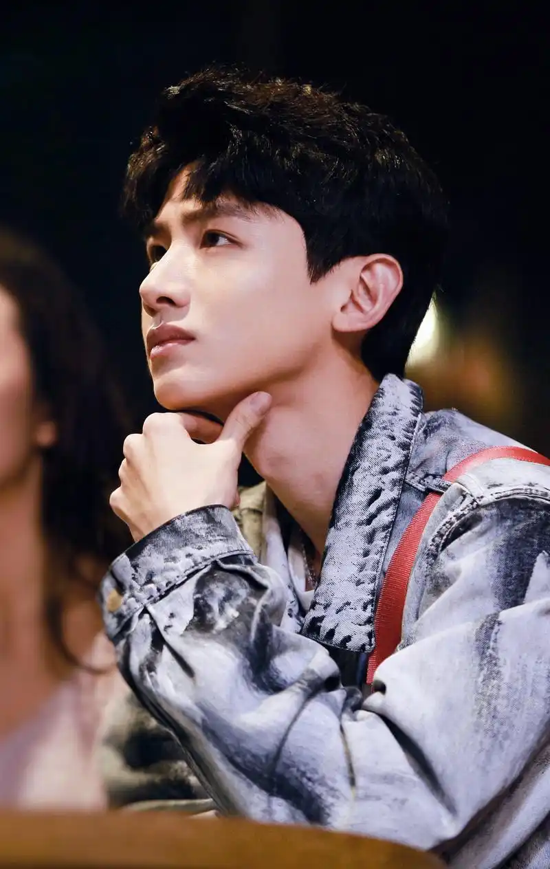 《明星大侦探 》  侦探白敬亭友情提示: 今天中午12:00, 芒果tv, 如期