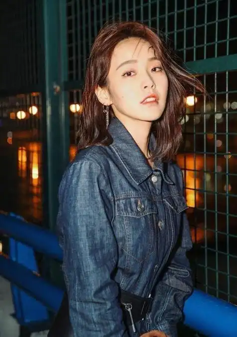 "冻龄女神"张佳宁:出道14年零绯闻,送母百万豪宅,却拒认亲父