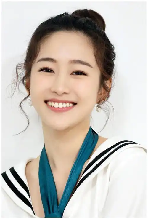 29岁的刘美含晒美照啦,可爱乖巧的丸子头,穿得像个18岁的小学妹__财经