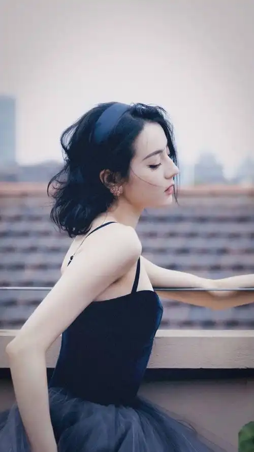 迪丽热巴迪士尼游客照