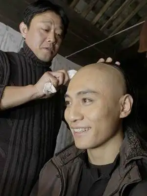 刘烨拍写真集扮演女人 光头形象首次曝光(图)