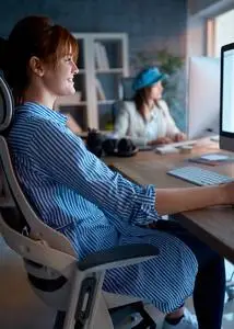 创意女性设计师加班在设计工作室的项目照片