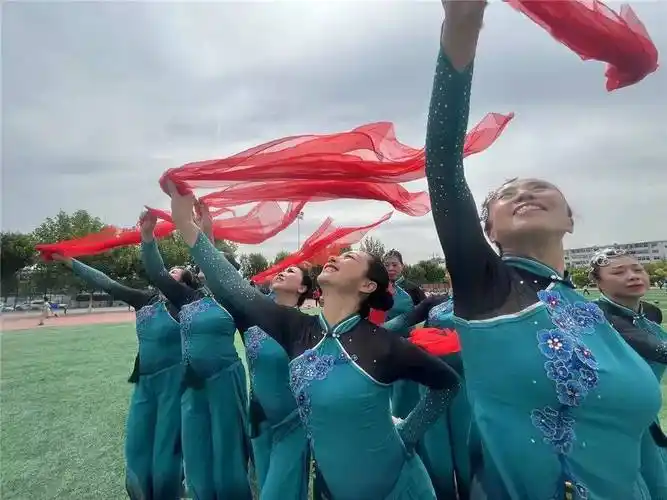 在动感的音乐声中,队员们踏着优美的节奏翩翩起舞,或柔美婉约,或激情