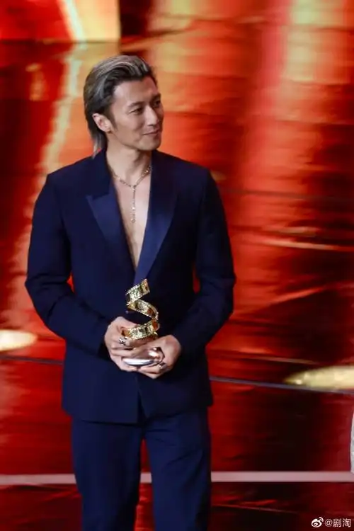 谢霆锋##微博电影之夜#@锋味真空西装太帅了