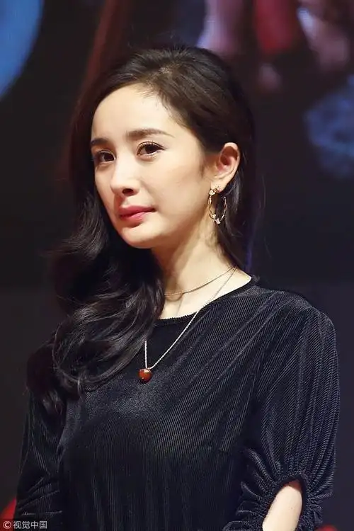 杨幂毛呢格子裙晒傲人大长腿 低头嗅香气少女感爆棚