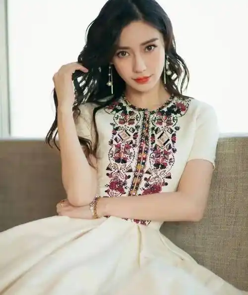 angelababy选高定钟楚曦穿过季红毯礼服在争什么