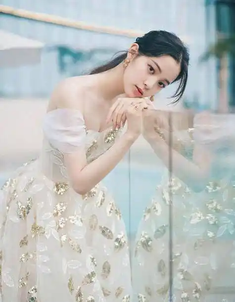 原创有一种时尚过猛叫欧阳娜娜制服照没来得及p图腿白得反光