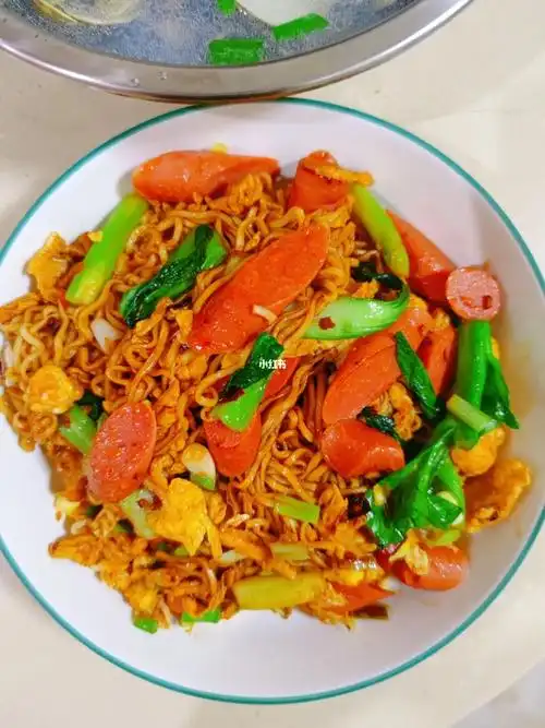 鸡蛋火腿肠炒面