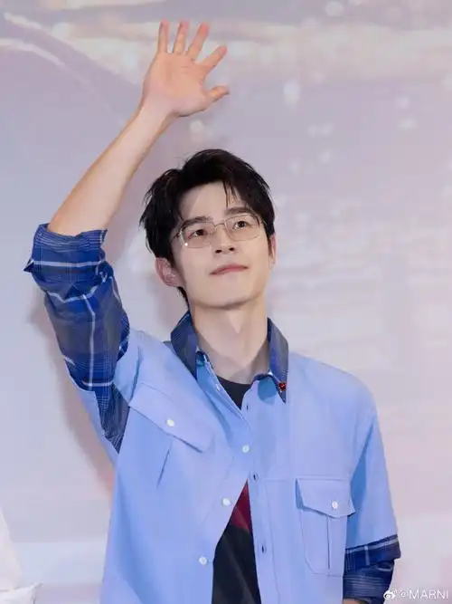 marni星绎#@刘昊然turbo身着#marni2024早秋系列#蓝色格纹拼接衬衫