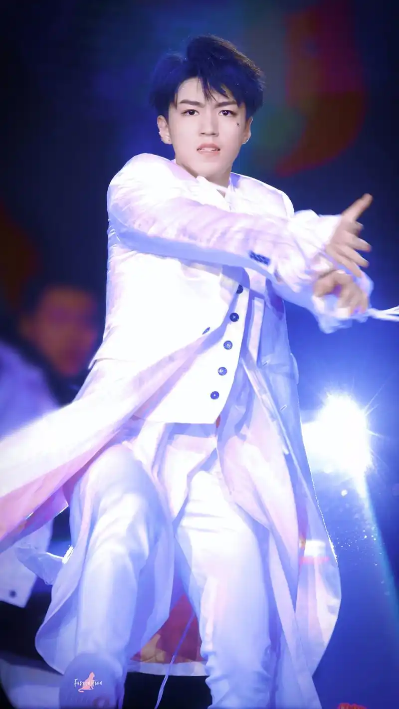 王俊凯这组跳舞图好野性,第一张我要原地爆炸,脖子线条太man了