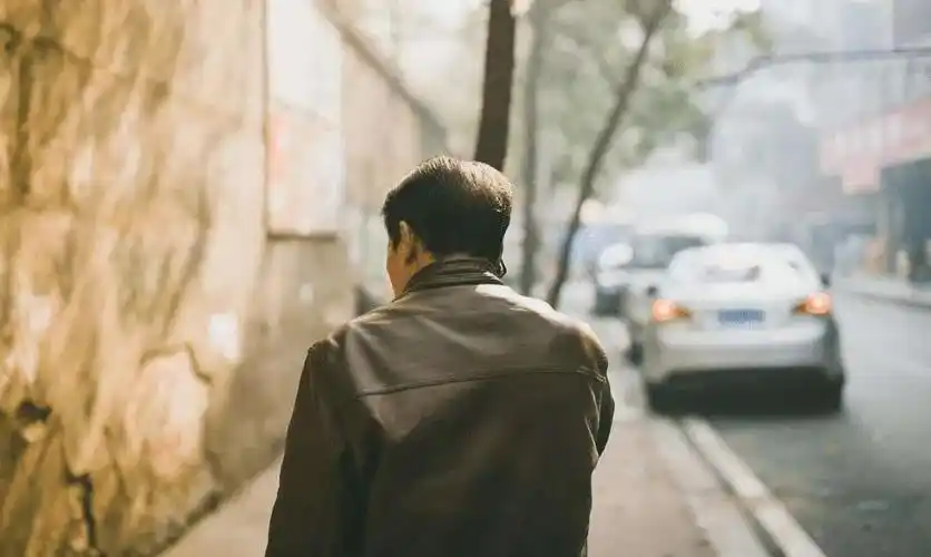 "平平淡淡的一句话,却总让人忍不住的心酸,天下的父亲都一样,他们默默