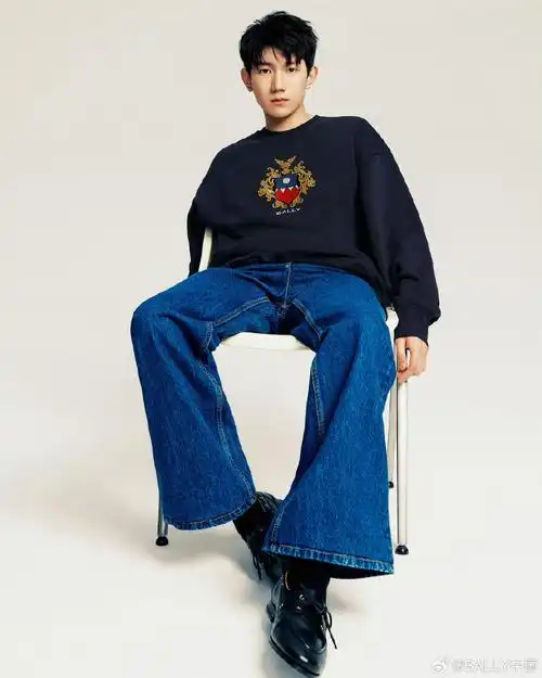 王源超话#王源2024龙行绛气##岁庚尤长 覃思予安#    来日方长何惧车