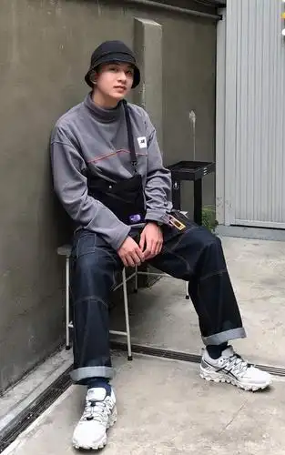 男生秋冬怎么穿衣才帅气?这4套潮男搭配很有范,适合日常来穿