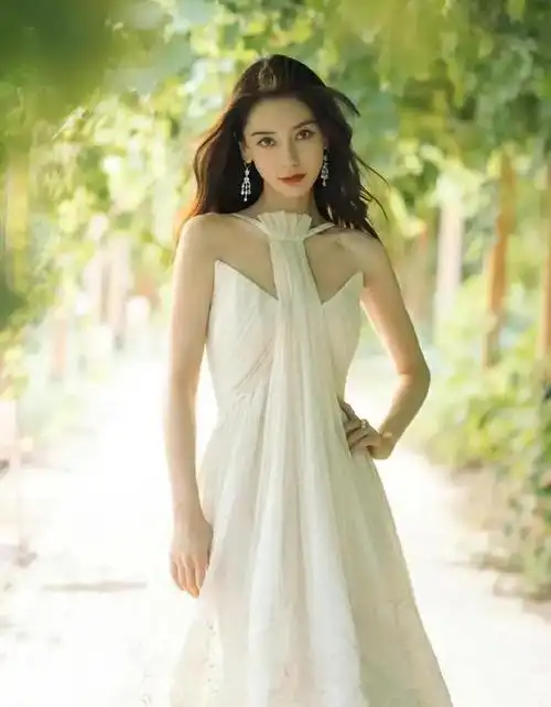 angelababy穿挂脖裙出镜,直角肩太抢眼,模特出身的她就是不一样